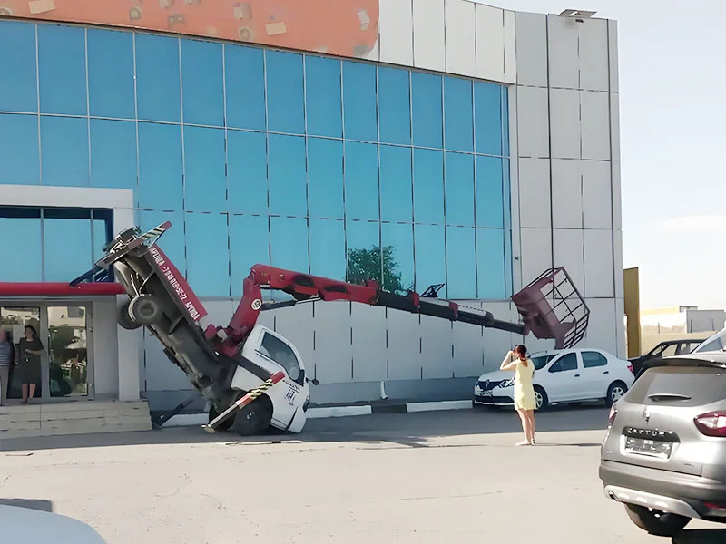 Primary-Factors-Contributing-to-Boom-Lift-Tip-Overs